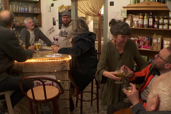 Ça trinque, ça discute, l'ambiance est conviviale au Café du Coin, du Quesnel dans la Somme.