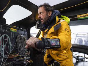 Une semaine après le début de la 10e édition du Vendée Globe, grosse frayeur pour le Malouin Louis Burton ce samedi 16 novembre après avoir entendu "un gros crac" à bord de son bateau.