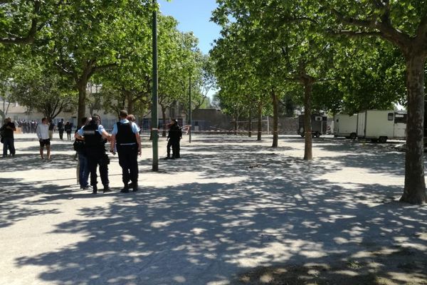 Les gendarmes à Vergèze, quelques minutes après qu'un taureau a foncé sur la foule, lors de la féria du Rhony. 12/5/2019