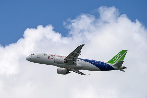 Le nouveau C919, du constructeur Comac, le premier gros avion de ligne à fuselage étroit développé en Chine, a été présenté en février 2024 au salon de Singapour. Une première en dehors du territoire chinois.