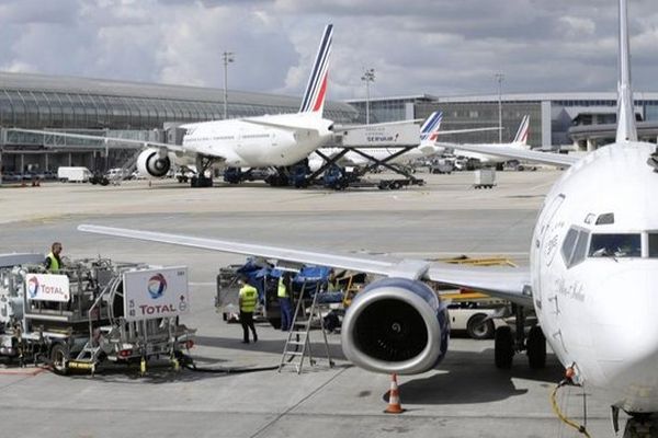 Des agents au sol préparent un avion de la compagnie Air France, le 18 août 2014, à l'aéroport de Roissy-Charles-de-Gaulle. 