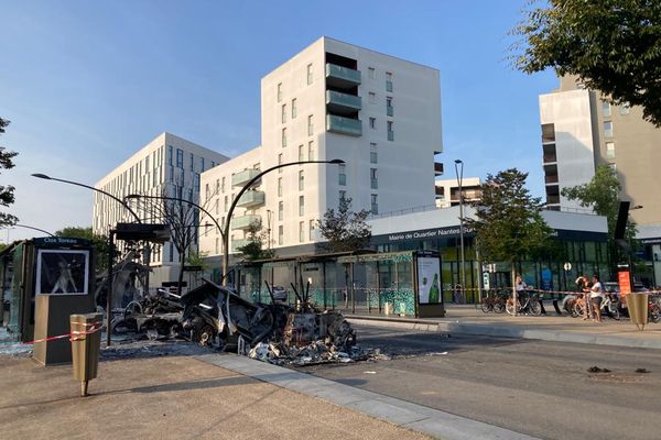 Ce vendredi matin, la carcasse du Busway incendié dans la nuit, est encore fumante.