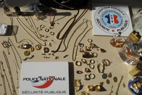 Les policiers ont trouvé de nombreux bijoux dans une cache aménagée dans la voiture.