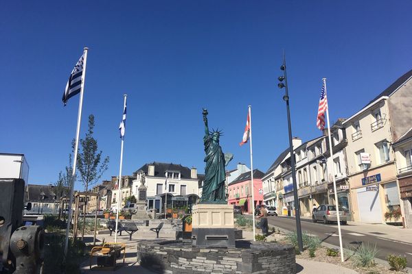 La nouvelle statue de la Liberté, place de la Victoire, à Gourin