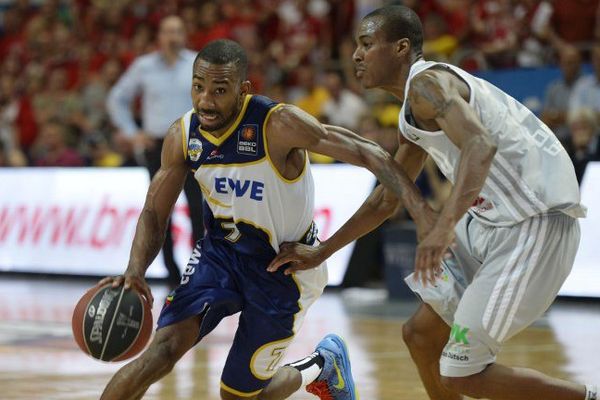 A gauche, Dru Joyce III,  la nouvelle recrue de l'AS Monaco Bascket