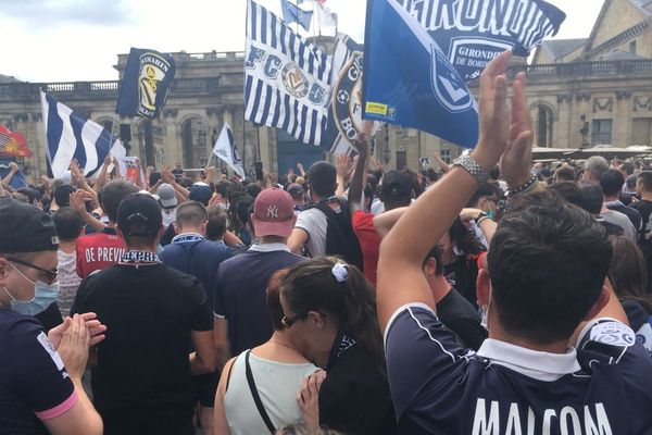 Près de 2000 personnes se sont rassemblées devant la mairie de Bordeaux pour contester la gestion du club de football.