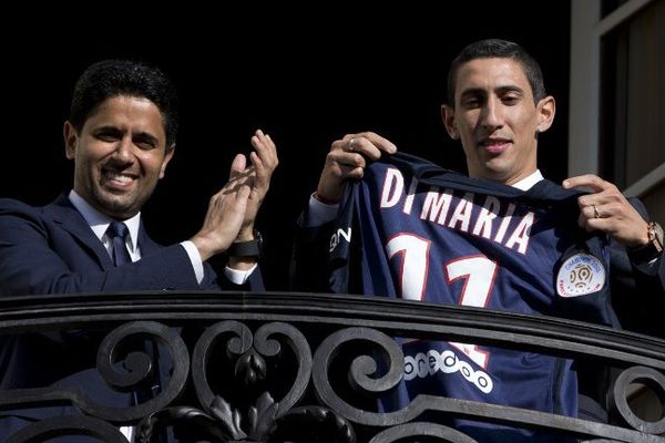 Nasser Al Khelaifi présente Angel Di Maria et son nouveau maillot aux supporters parisiens.