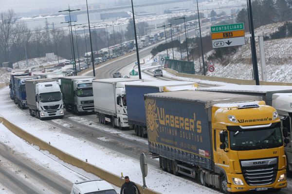 Photo d'illustration. Deux chauffeurs routiers moldaves se sont retrouvés sur l'aire d'Ecot sur l'A36 afin de passer la soirée ensemble. Ils ne pouvaient rouler en raison d'un arrêté préfectoral du Doubs interdisant aux poids lourds de reprendre la route à cause de la neige.