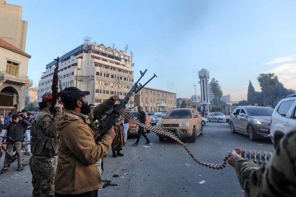 Les rebelles syriens tirent en l'air dans les rues de Homs pour célébrer leur entrée dans la troisième ville du pays, ce 8 décembre 2024.