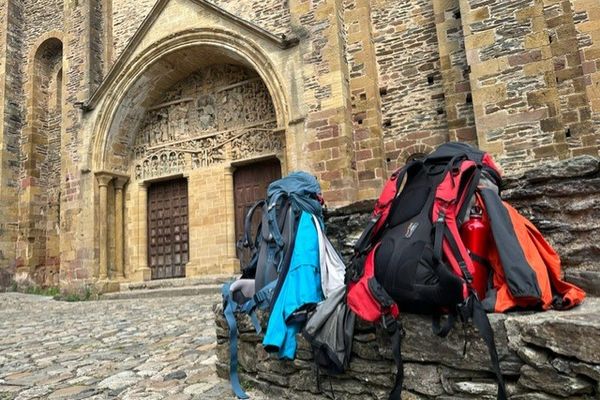 Des sacs à dos de pélerins en marche vers Saint Jacques de Compostelle à Saint Gilles (30)