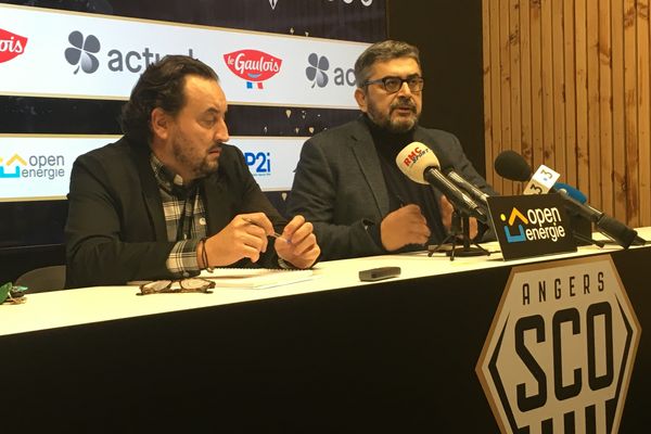 Mohamed Sifaoui, le directeur de communication du Angers SCO, à sa droite Me Pierry Fumanal, avocat du club