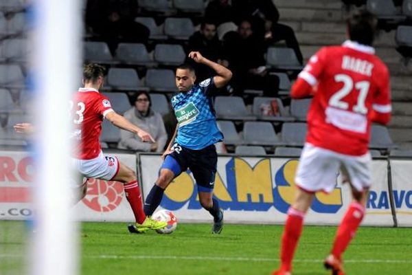 Nîmes l'emporte contre Brest 2-0 pour la 20 e journée de ligue 2.