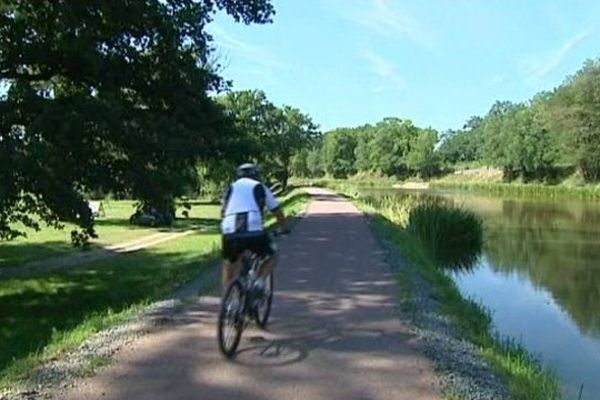 L'itinéraire vélo-route et voie verte du Canal de Berry permet de relier Montluçon  et Vallon-en-Sully sans mettre pied à terre.