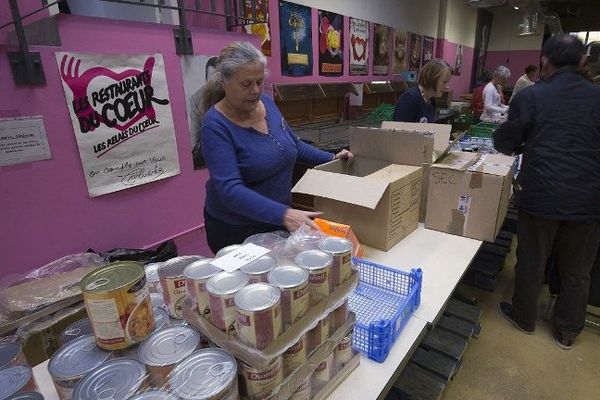 Un centre de distribution parisien des Restos du Cœur