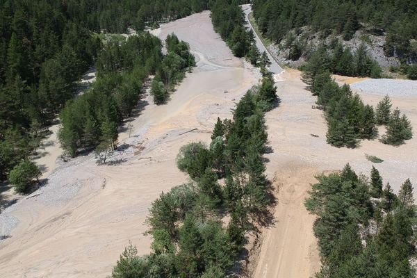 Névache (Hautes-Alpes), des maisons inondées et des routes coupées après plusieurs coulées de boue, le 2 juillet 2019. 