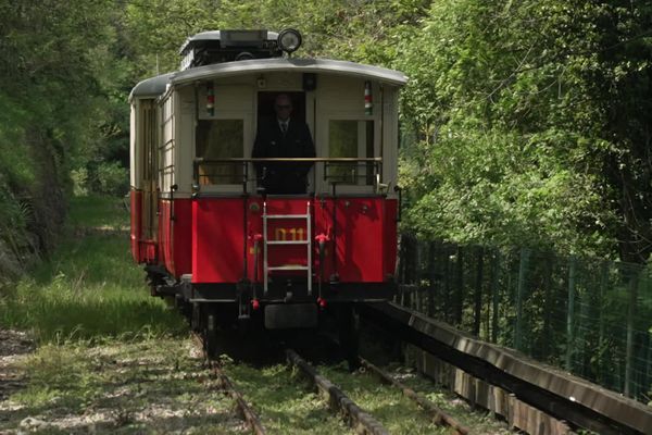 Depuis le 28 mars dernier, le petit tram historique des collines turinoises a repris du service chaque jour (sauf le mercredi), pour emmener habitants, pèlerins et touristes sur les hauteurs de la ville.