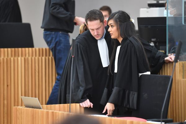 Strasbourg, le 3 octobre 2022, Maître Gaëlle Mootoosamy est l'avocate de Jean Christophe Karcher ici aux assises du tribunal, à sa gauche, Pierre Giuriato son confrère avocat.