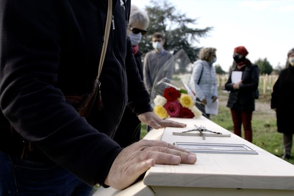 A Toulouse, des associations et personnes en situation de précarité participent à offrir de vraies sépultures aux défunt.e.s de la rue.