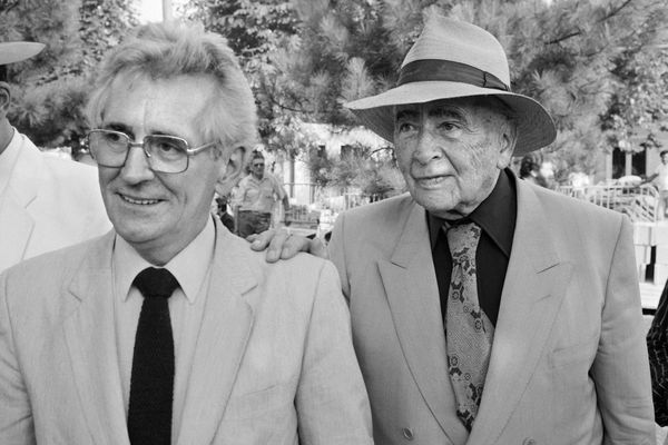 ARCHIVES.Roland Leroy, à gauche, en compagnie de Louis Aragon à la fête de l'Huma en 1981.