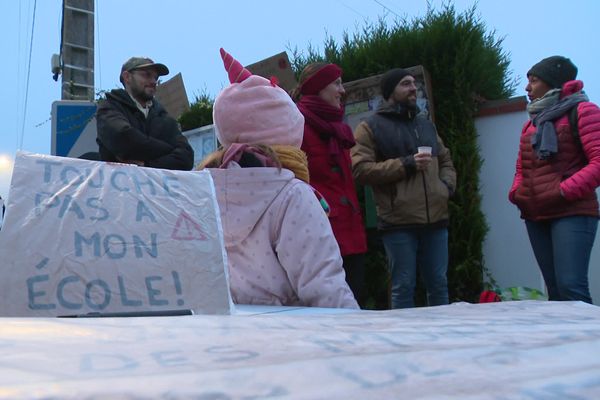 Des parents d'élèves se sont rassemblés ce lundi 4 novembre devant l'école primaire de Roberval pour protester contre sa possible fermeture.