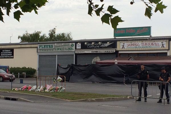 Les habitants de ce village de Seine-et-Marne ont déposé mardi des bouquets pour rendre hommage aux victimes.