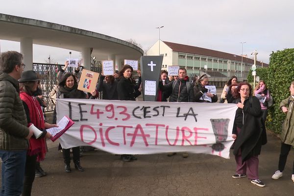 Des enseignants manifestent contre le 49-3 ce lundi 3 avril 2023, devant le lycée Louis Pergaud à Besançon