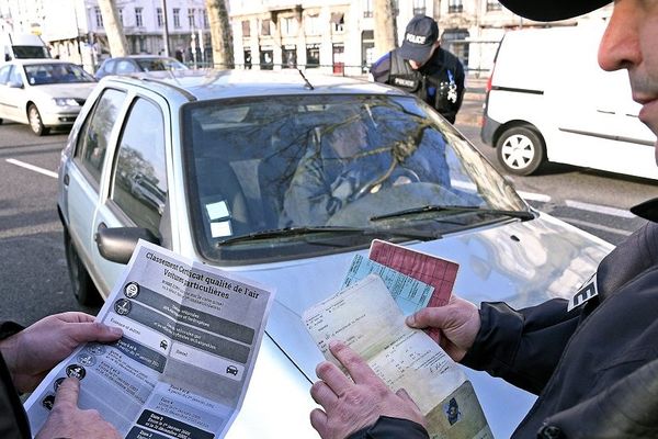 A Lyon, ce jeudi 28 février, des contrôle de police étaient organisés pour vérifier la présence de la vignette CRIT'AIR sur les pare brises des véhicules. Ce dispositif de circulation est entré en vigueur à 5h du matin