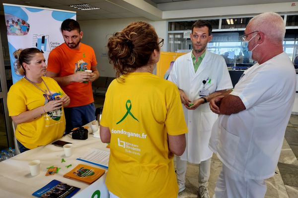 Alain Antonelli (tee-shirt orange) avec ses collègues au stand d'information de l'hôpital de Bastia.