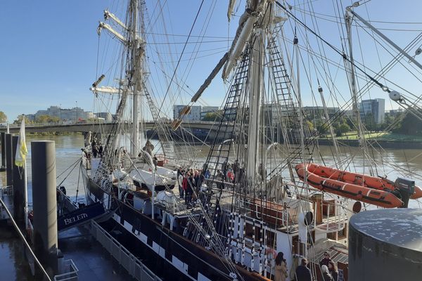 À peine amarré Quai de la Fosse et déjà pris d'assaut pas les visiteurs