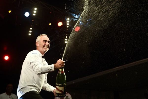 Loïck Peyron fêtant sa victoire à l'arrivée de la Route du Rhum 2014