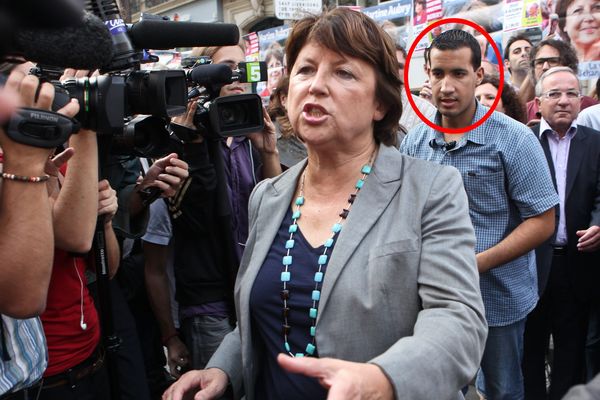 Alexandre Benalla (cercle rouge) accompagnant Martine Aubry, alors candidate aux primaires du PS, le 27 septembre 2011 dans une manifestation à Paris.