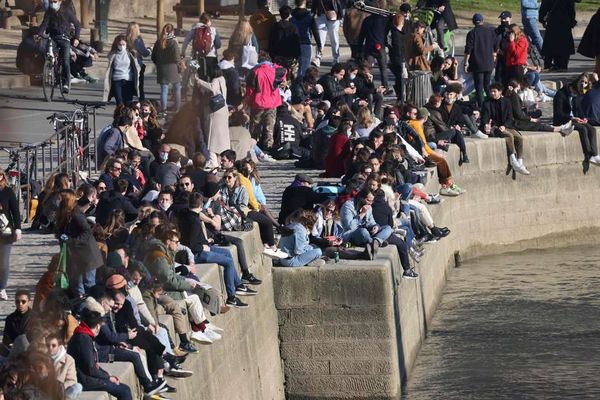 Foule sur une partie des quais de Seine dimanche dernier, à Paris. Photo AFP