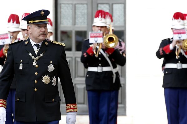 Le Prince Albert II de Monaco devant les carabiniers lors de la fête nationale de Monaco, le 19 novembre 2017