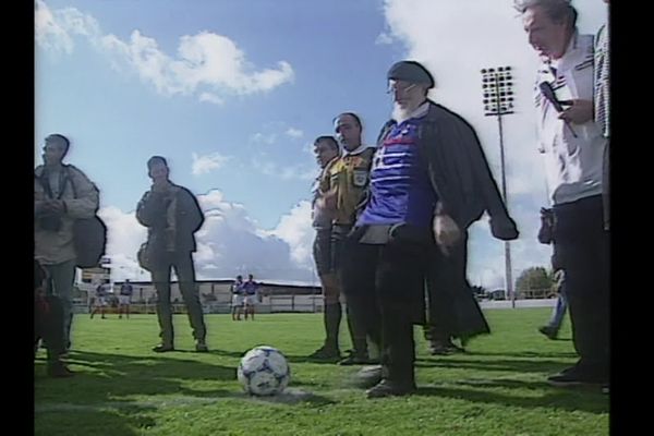 L'abbé Pierre donne le coup d'envoi du match de foot au stade de La Source le 26 septembre 1999.