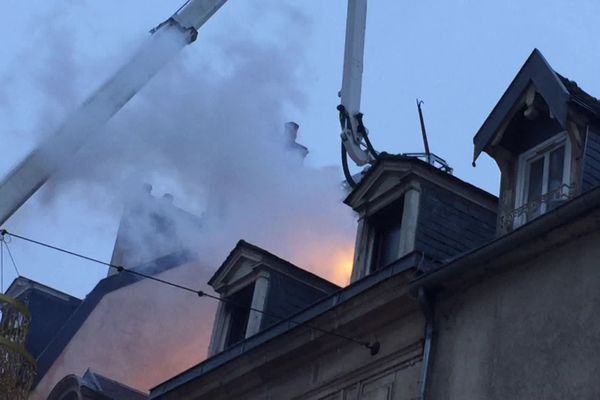 En début de matinée, le feu était maîtrisé mais pas encore totalement éteint.