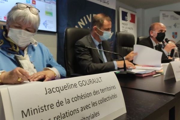 Jacqueline Gourault, ministre de la Cohésion des territoires et des Relations avec les collectivités territoriales, aux côtés de Gilles Simeoni, président du conseil exécutif de Corse, lundi 26 avril. 