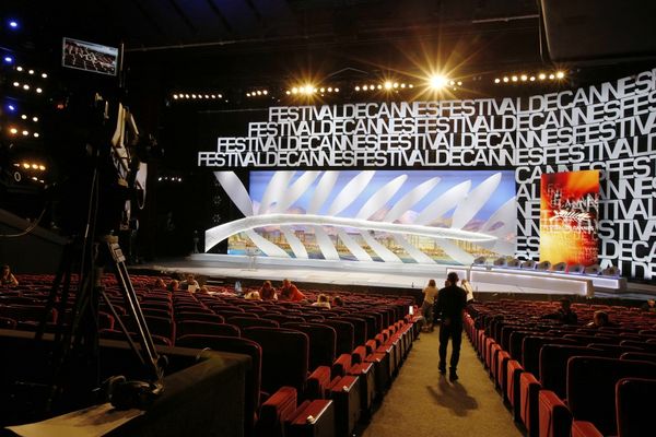La décoration du Grand Théâtre Lumière à Cannes où se déroule la cérémonie de la Palme d'or évolue au fil des années comme en 2014 avec cette Palme géante.