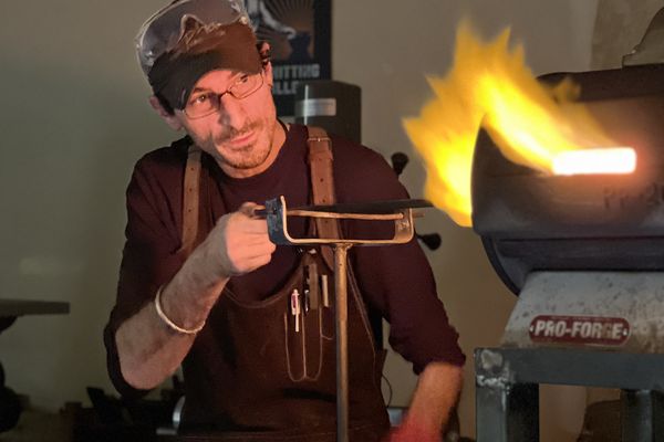 Sébastien Aniballe est devenu coutelier Forgeron à l'âge de 36 ans après une carrière en tant que maître d'hôtel.