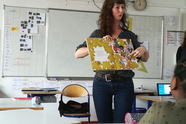 L'illustratrice jeunesse, Emilie Angebault, avec des élèves de CE2 et CM1 de l'école primaire Buffon à Nancy.