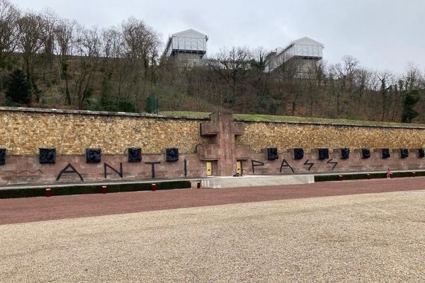 Le Mont Valérien dégradé par un tag anti-pass sanitaire.