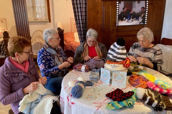 Parmi tous les exposants présents, l'association Tricot solidaire