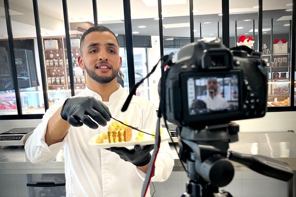 Rachid Makcharrade, chef pâtissier, se filmant en train de préparer un mille-feuille à la vanille de Madagascar.