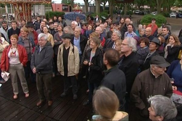 Une centaine de personnes se sont réunies à Mâcon pour protester contre la tentative d'incendie de la mosquée.