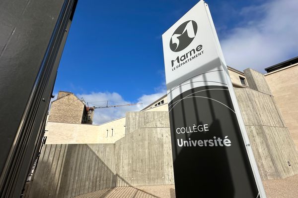 L'agression d'un élève par un enseignant a eu lieu au collège Université à Reims.