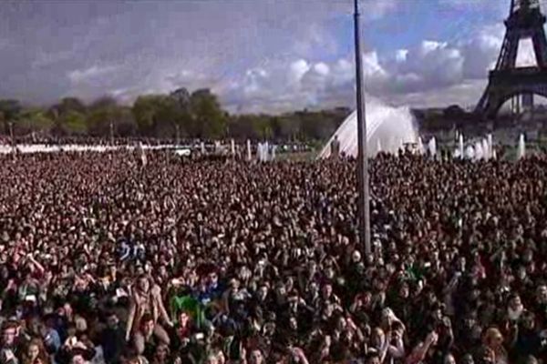 20 000 personnes sont venues danser la chorégraphie du sud Coréen Psy au Trocadéro.