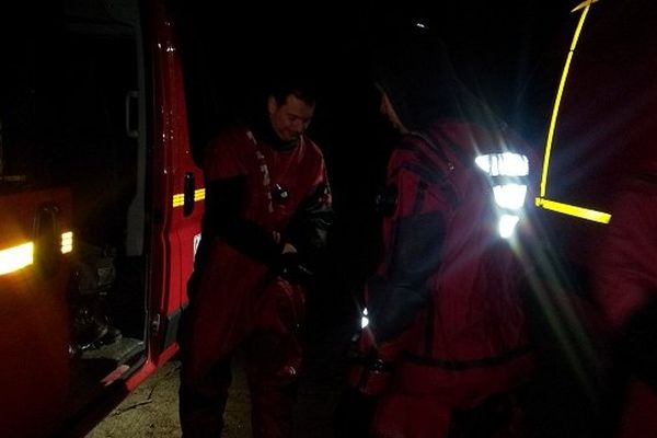 Les pompiers ont interrompu leurs recherches à la nuit tombée.