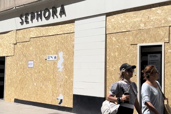 Seuls les magasins des grandes enseignes se sont barricadés, ce jeudi 4 juillet, à Marseille.