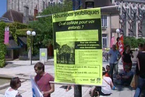 Mobilisation des enseignants à Bourges contre la réforme des collèges