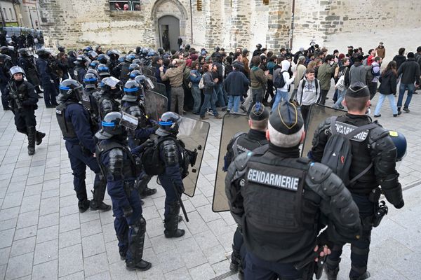 La centaine de manifestants s'était donnée rendez-vous place Saint-Anne en début de soirée, ce 4 avril 2024. Des forces de l'ordre en nombre étaient également là pour les cadrer.