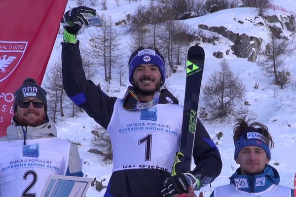 Cyprien Sarrazin sur la première marche du podium du géant de la coupe d'Europe.